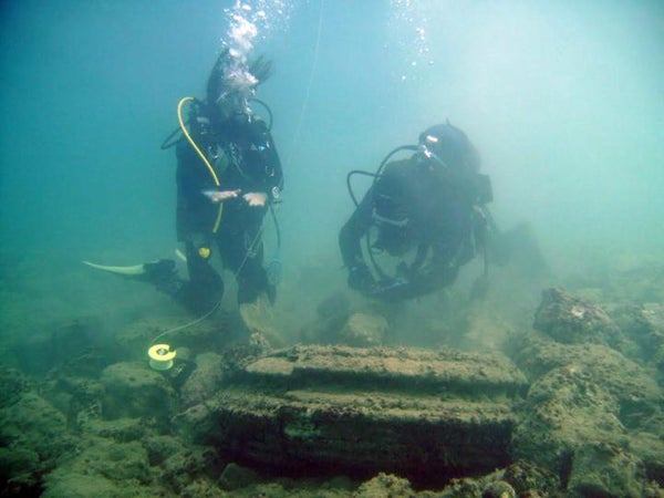 divers with "lost city"
