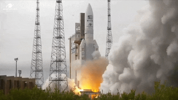 GIF of the Ariane 5 rocket taking off with JUICE onboard
