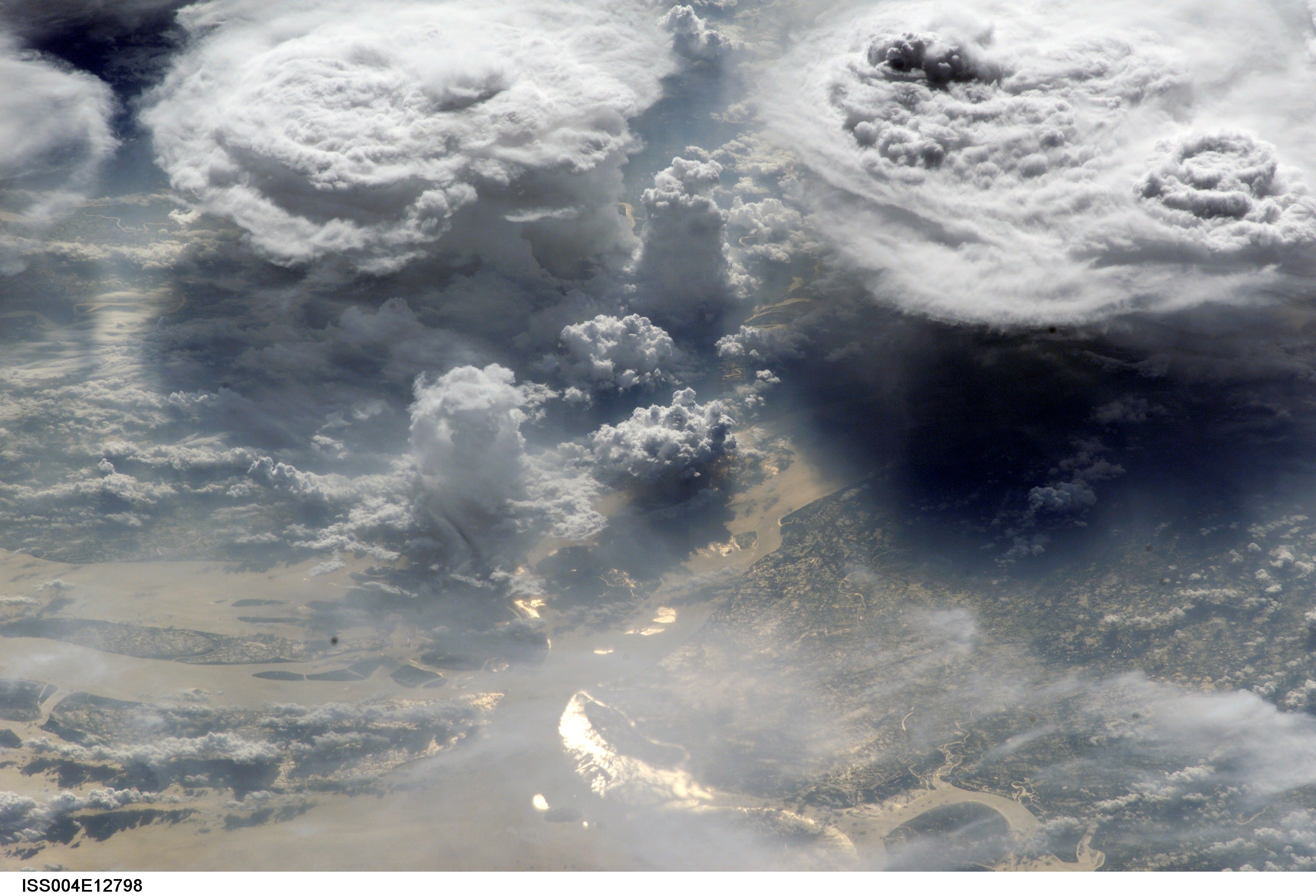 Утечка облака. Облака. Атмосферные воды. Облака из космоса. Дождевые облака.