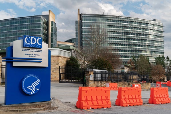 Hay barricadas frente a la sede de los Centros para el Control y la Prevención de Enfermedades (CDC) en Atlanta, Georgia, EE. UU., el sábado 14 de marzo de 2020.