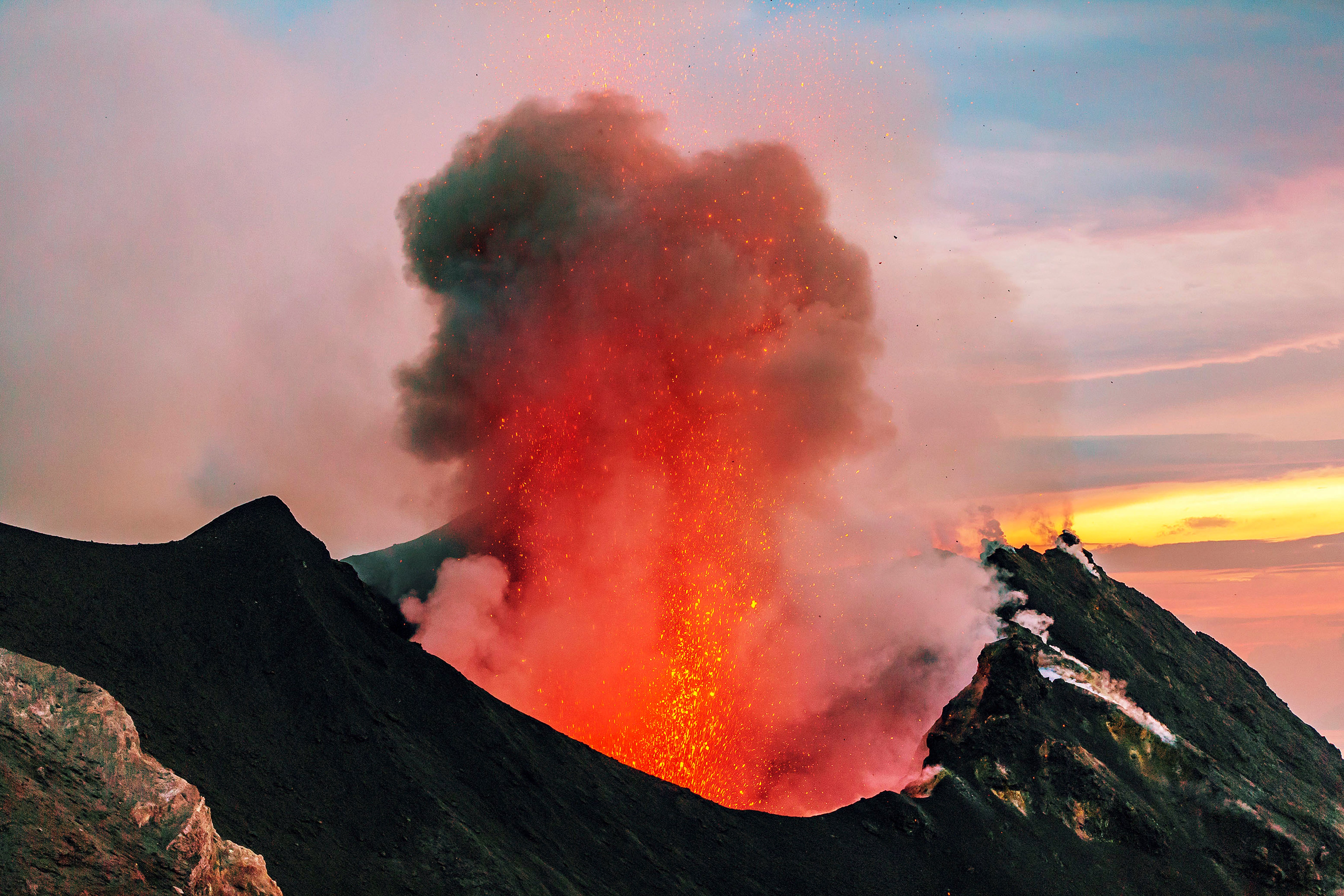 Вулканы и вулканические извержения. Вулканы Италии Этна Везувий Стромболи. Стромболианский Тип извержения вулкана. Вулкан Стромболи кратер. Извержение вулкана Стромболи Липарские острова.