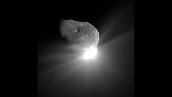Comet Tempel 1 moments after a collision during NASA's Deep Impact mission