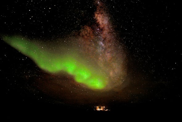 Southern Exposure: Eerie Green Glow Captured over Antarctic Base