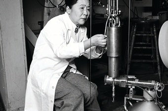 Physicist Chien-Shiung Wu in her lab at Columbia University in 1978.