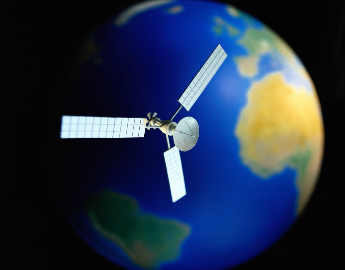 Спутник для ищущего. Спутник. спутник azerspace-1. спутники 2014. inmarsat, iridium.