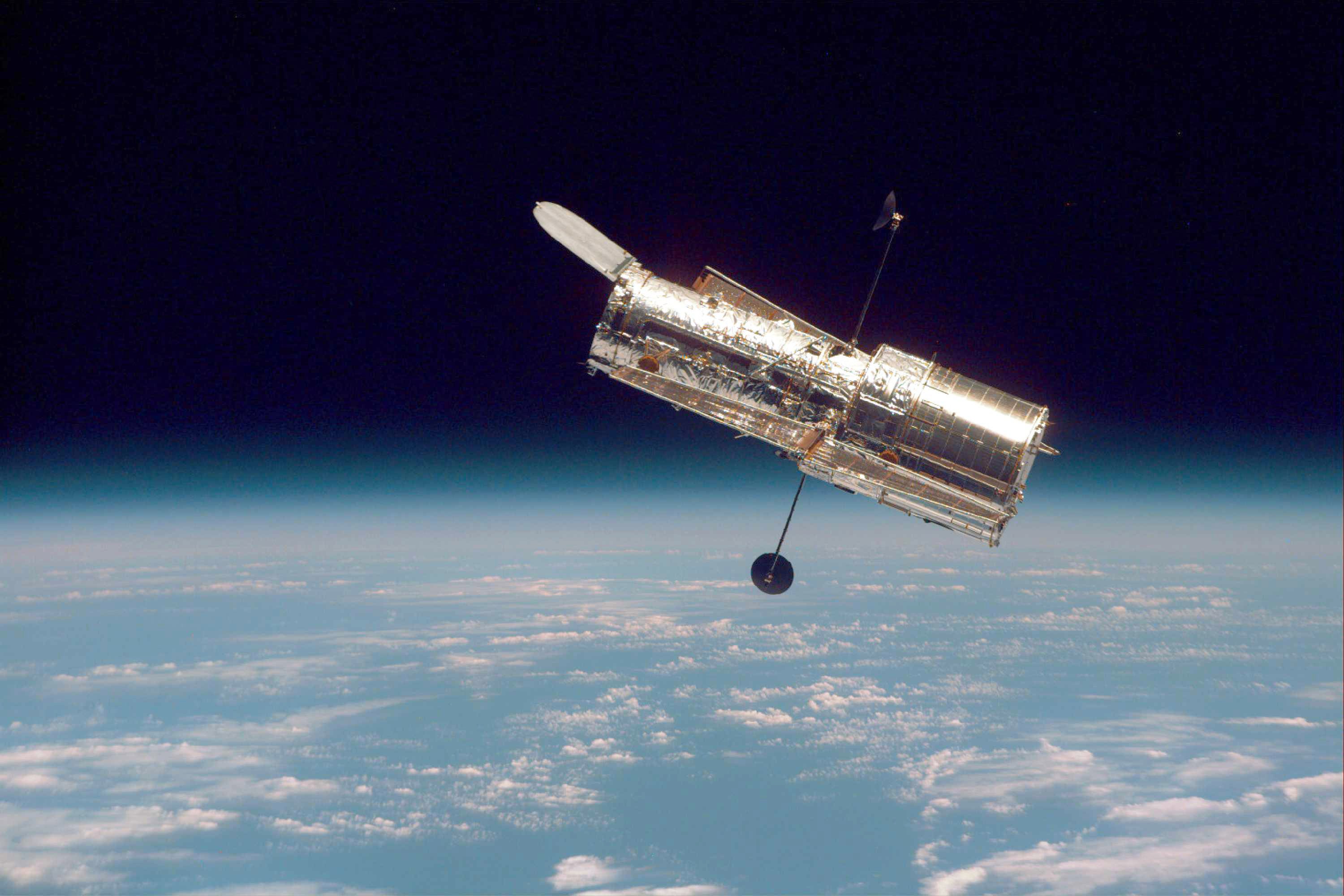 Does the hubble telescope orbit store the earth