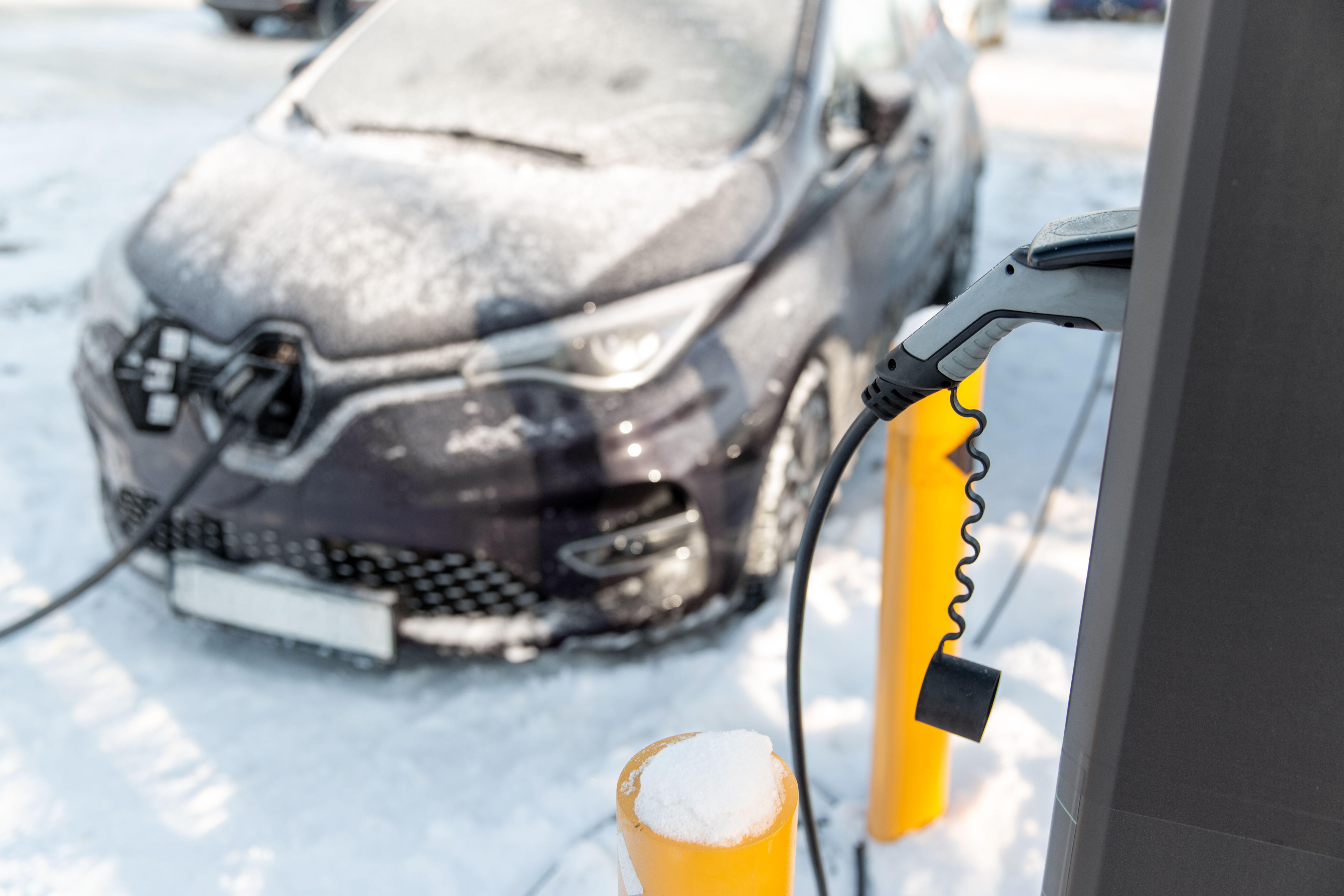 Les véhicules électriques ne sont pas prêts à affronter la chaleur et le froid extrêmes.  Voici comment les réparer