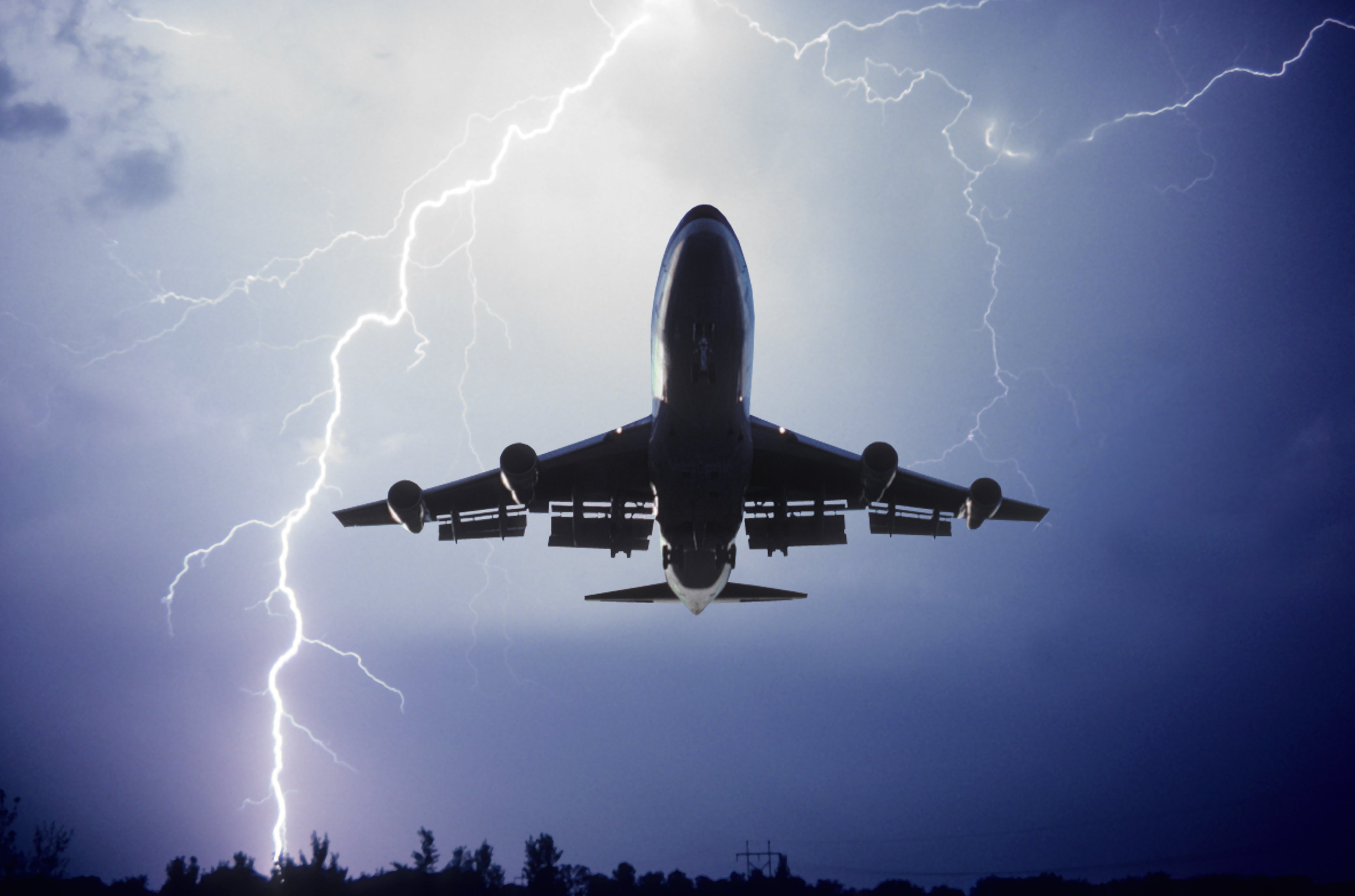 Top 75+ imagen plane hit by lightning