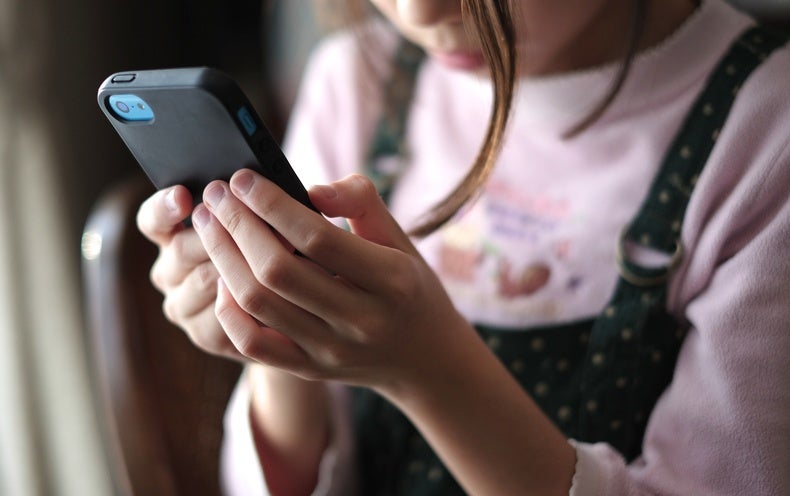 Les médias sociaux peuvent nuire aux enfants.  Une nouvelle réglementation pourrait-elle aider ?