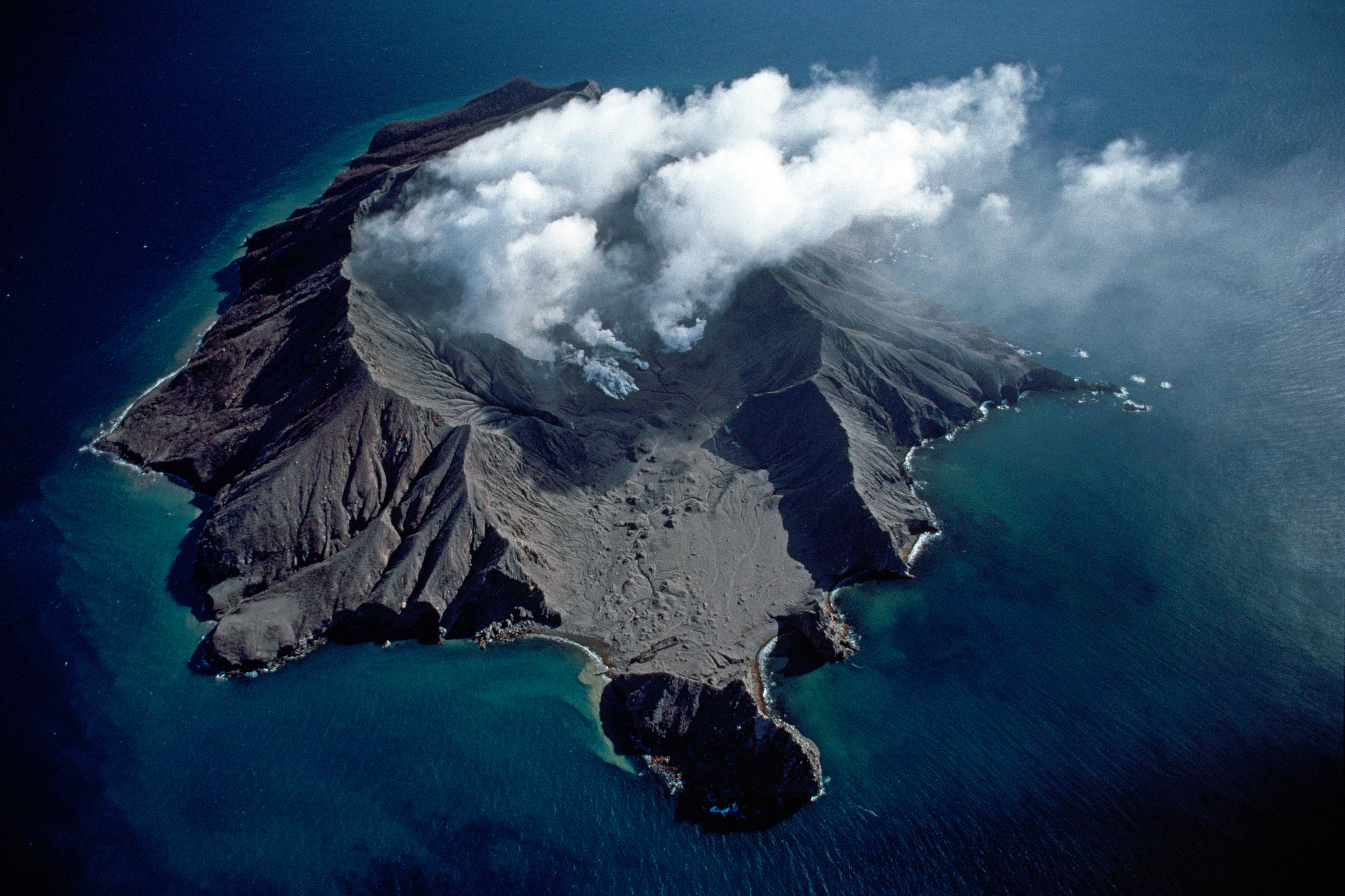 Volcano island. Остров с вулканом. Вулканический остров Уайт-Айленд. Вулкан Уайт-Айленд новая Зеландия. Липарские острова вулкан.